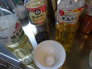 ④    水分を飛ばしたあおさに調味料をすべて入れ、弱火で焦がさぬようじっくり炒めて煮詰めます。