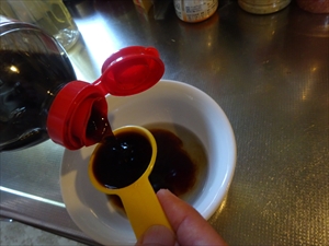 ④    水分を飛ばしたあおさに調味料をすべて入れ、弱火で焦がさぬようじっくり炒めて煮詰めます。