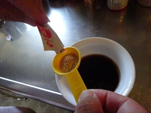 ④    水分を飛ばしたあおさに調味料をすべて入れ、弱火で焦がさぬようじっくり炒めて煮詰めます。