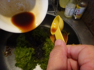 ④    水分を飛ばしたあおさに調味料をすべて入れ、弱火で焦がさぬようじっくり炒めて煮詰めます。