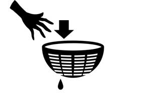 あおさの水を手でしっかり絞って、よく切ります